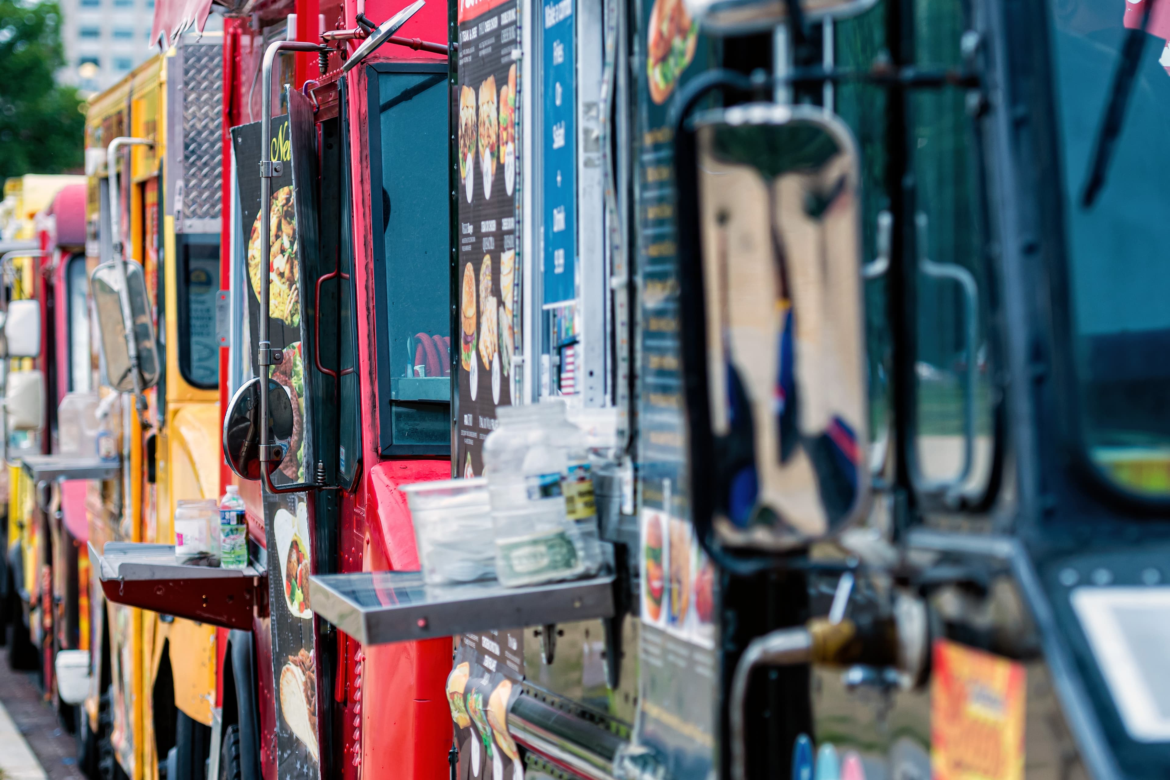 Une rangée de food trucks installés pour un événement