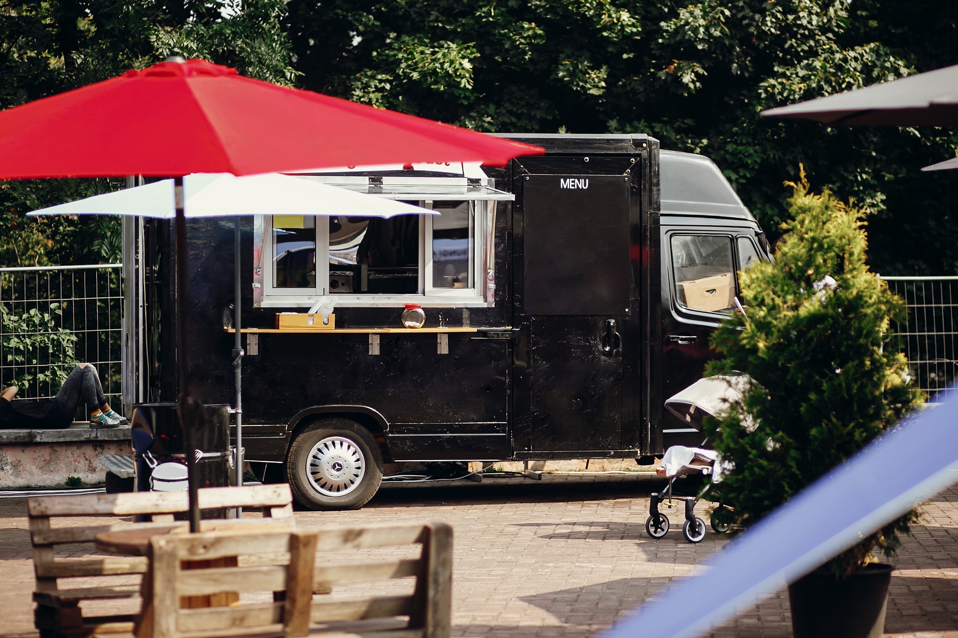 Food truck aménagé sur un espace extérieur
