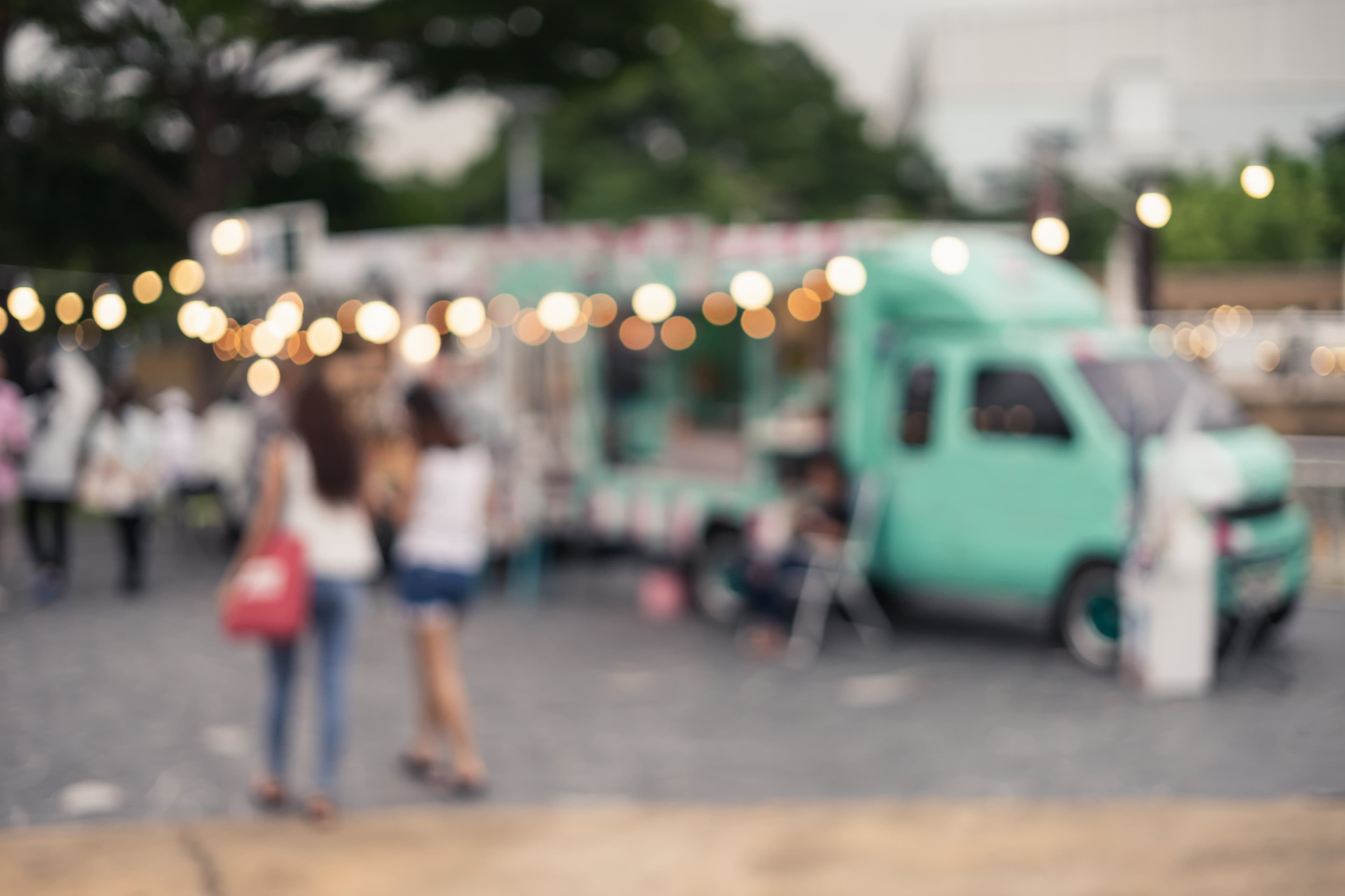 Visiteurs près d’un food truck lors d’un événement